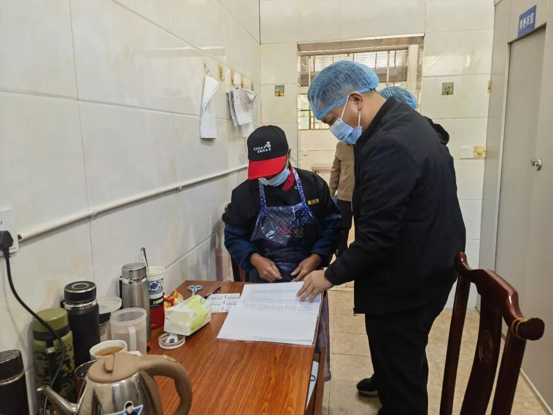 图为该区河下镇纪检监察干部对河下镇中心小学“校园餐”管理情况进行抽查。傅祖翔 摄