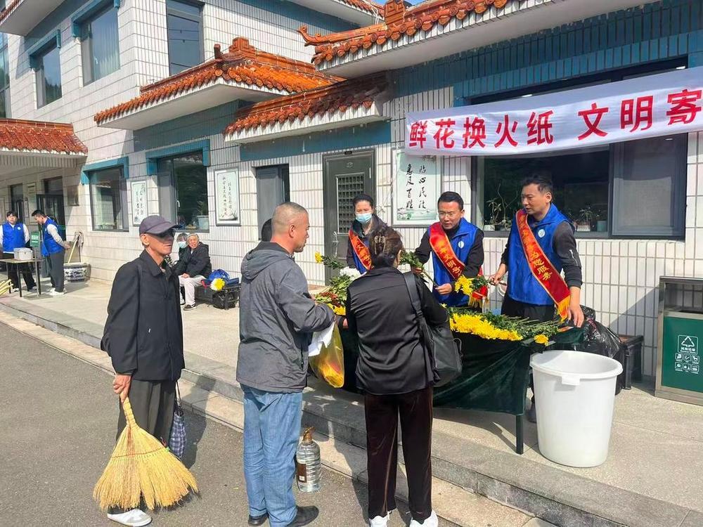 济南玉函山公墓开展“鲜花换纸钱”活动,吸引前来祭扫的市民参与