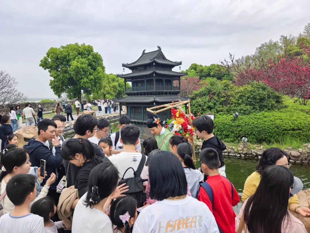 清明期间，岳阳楼景区人头攒动
