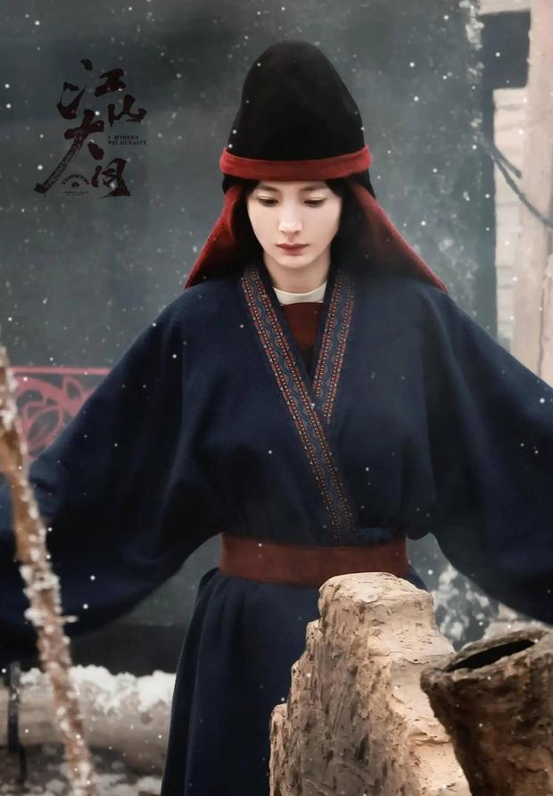 杨幂舒展双臂，雪中劳作氛围感拉满。