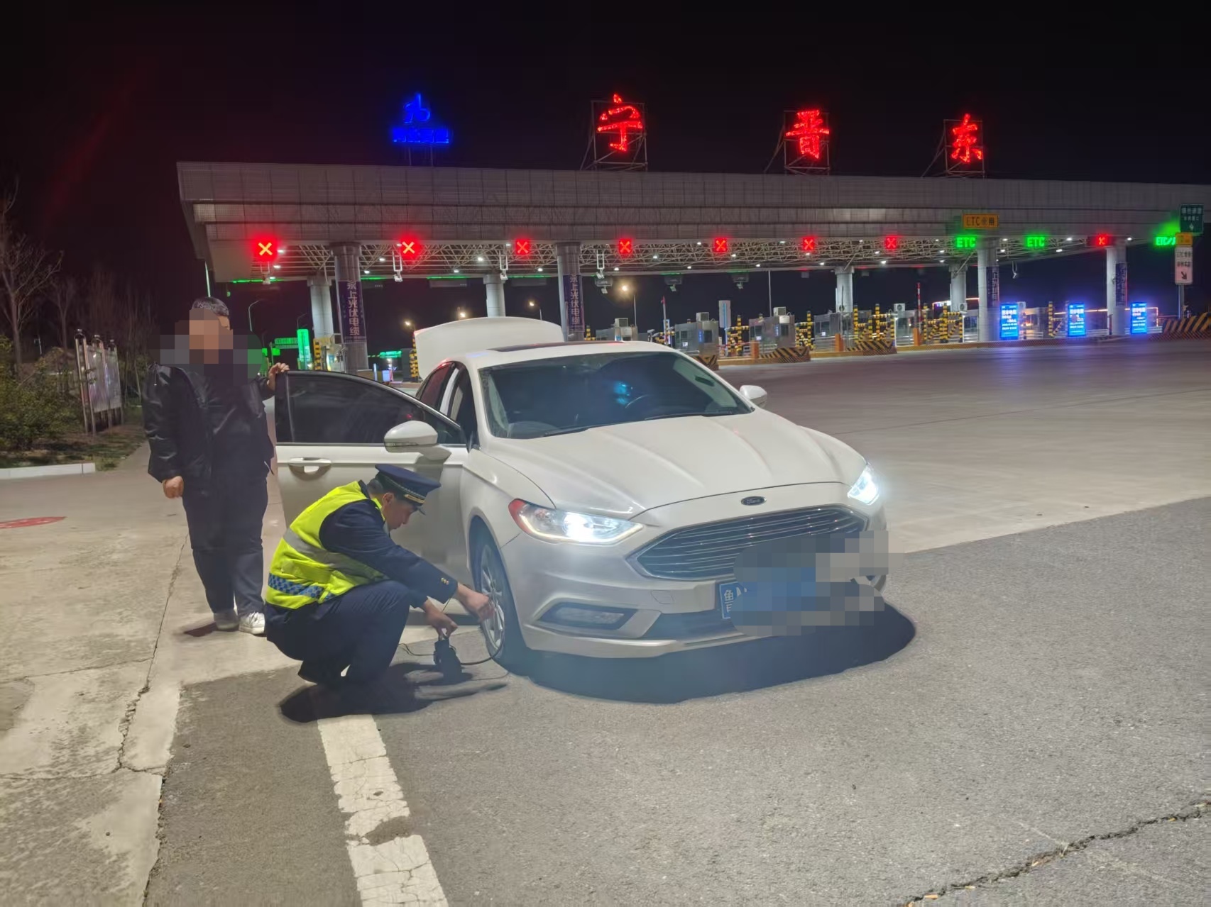 河北高速公路集团有限公司青银分公司宁晋东收费站：深夜坚守暖归途