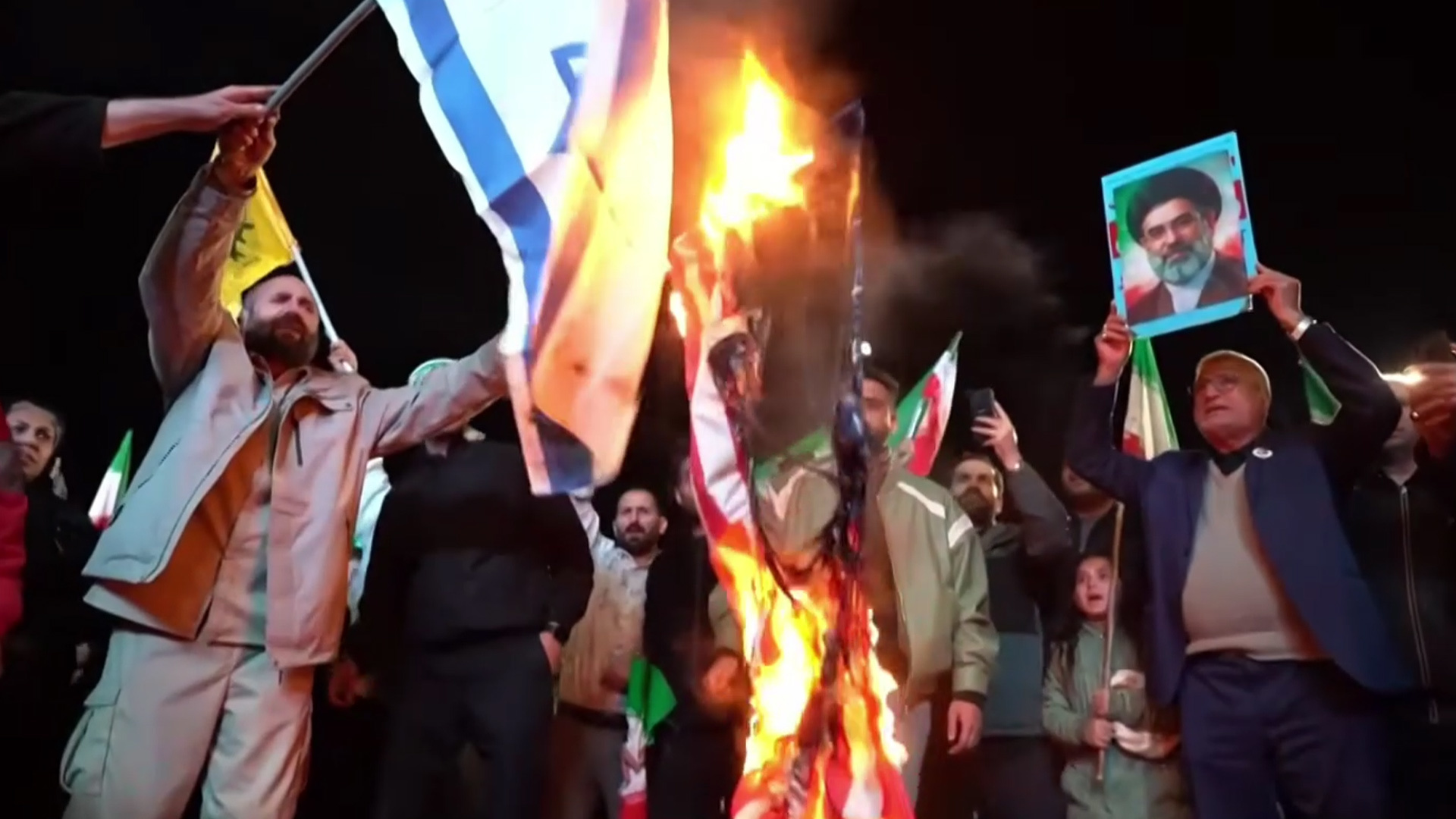 停火声明发布后，伊朗民众在德黑兰举行集会焚烧美以国旗，高喊“美国去死”“以色列去死”