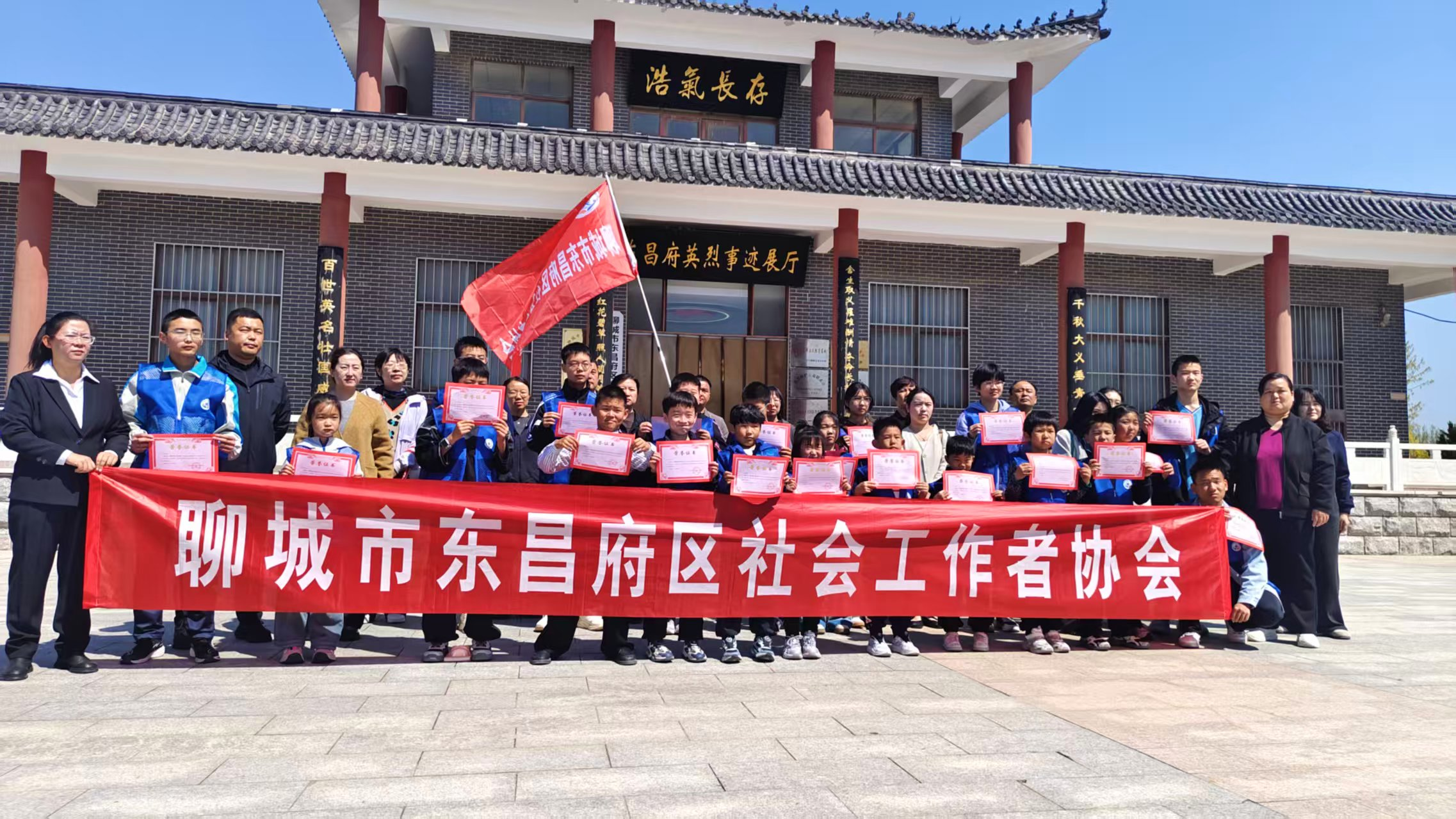 聊城东昌府区赴烈士陵园开展青少年缅怀祭扫主题活动