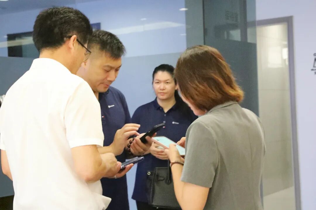 图：参会企业代表现场互加微信、交换名片