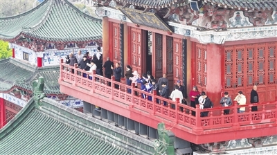市民游客登阁赏景