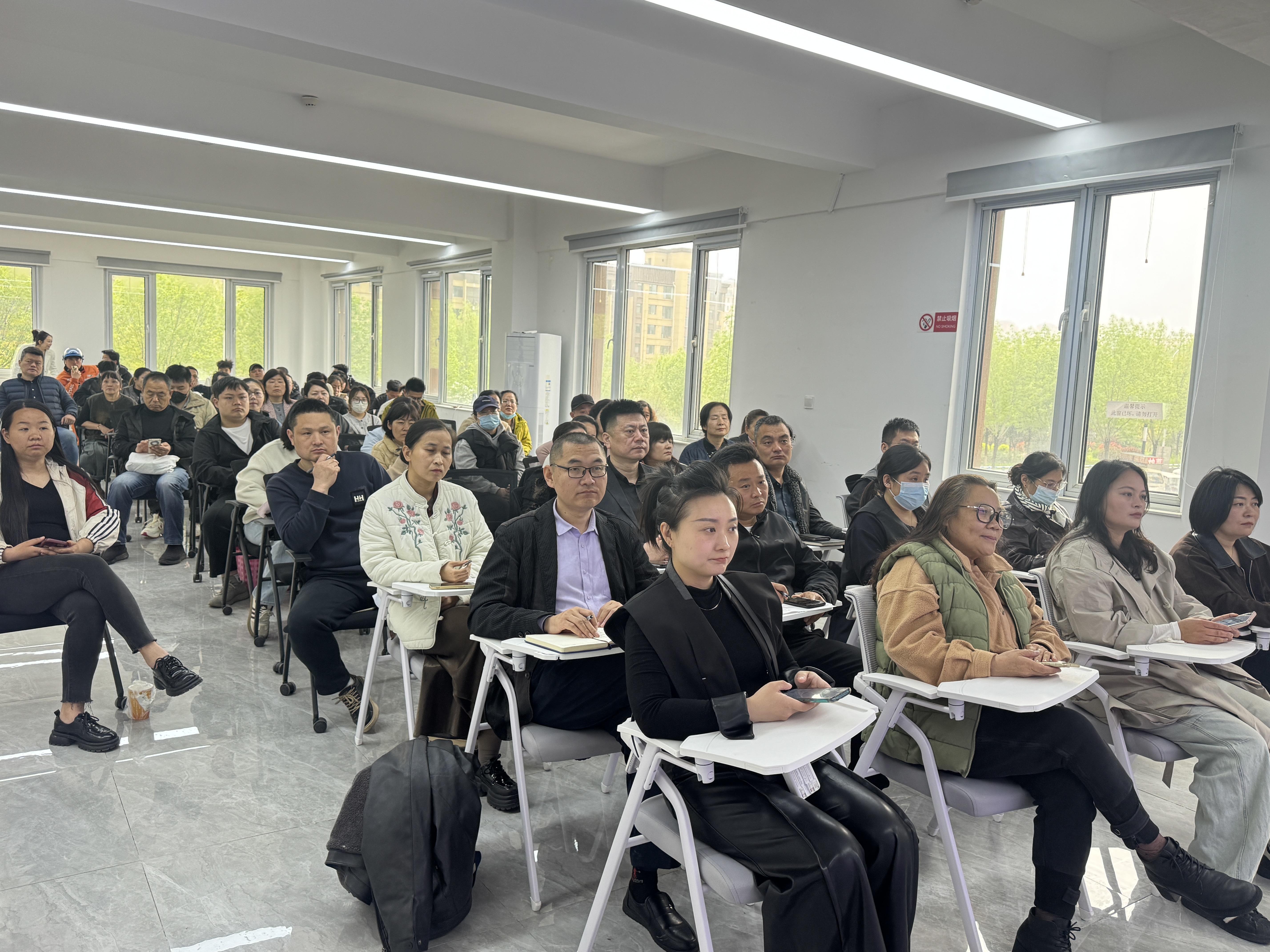 【“创业陪跑”赋能行动】淄博经开区傅家镇举办AI培训助力小微企业高质量发展