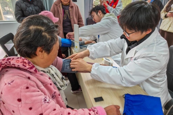 志愿小队深入社区开展义诊义检