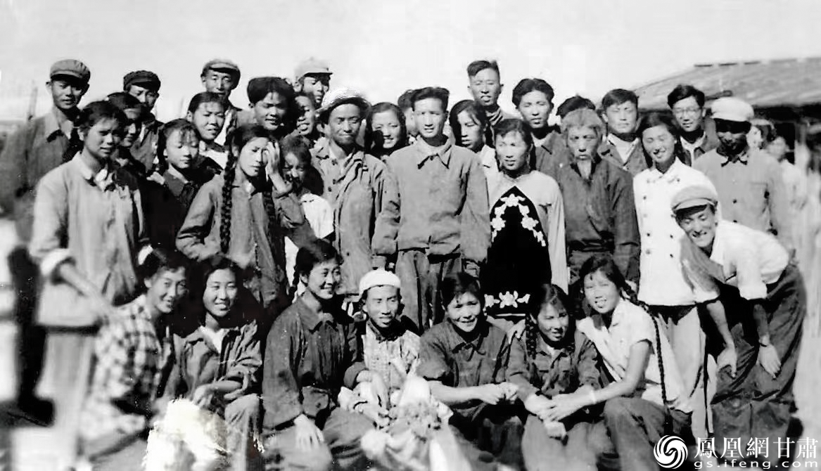 玉门油矿文工团赴大庆慰问演出时，留下了与铁人（戴铝盔者）的珍贵合影。邓定维供图