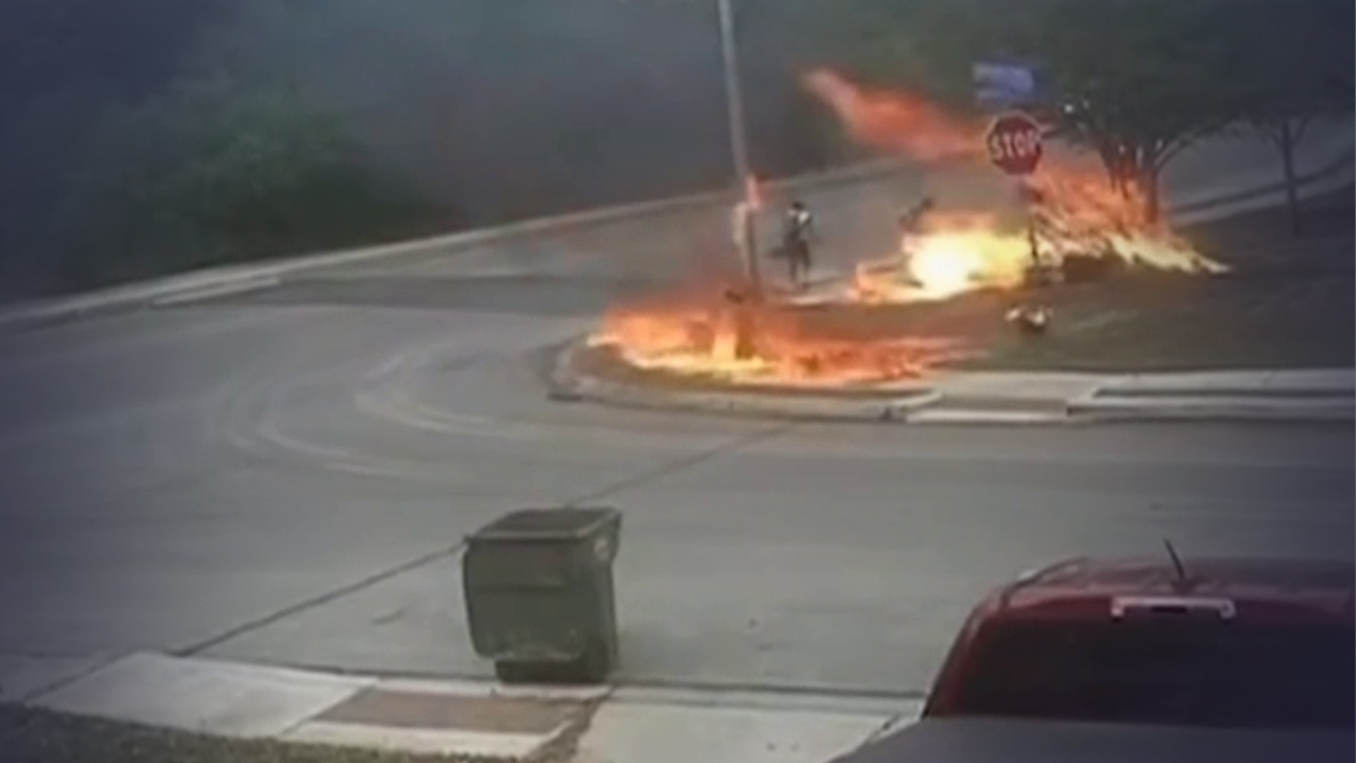 惊险瞬间！摩托车打滑撞向路边起火爆炸，司机浑身着火，险些炸到一群孩子