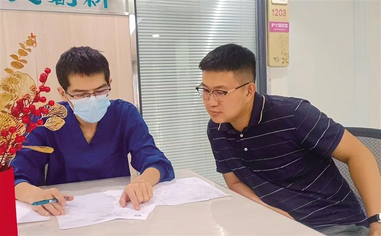 李昕益（右）在医院了解张兰的病情