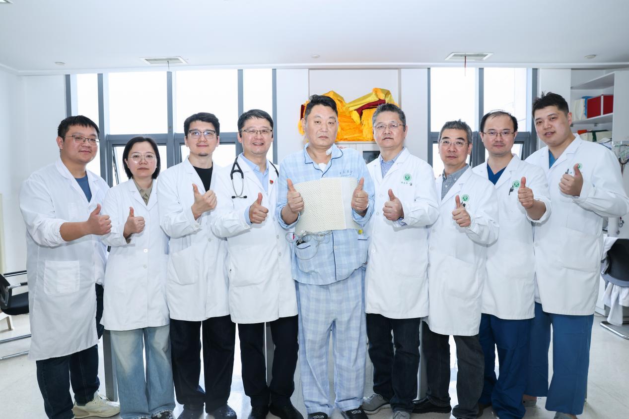 患者出院前与曹海龙主任(右六)及团队合影。张鑫 摄