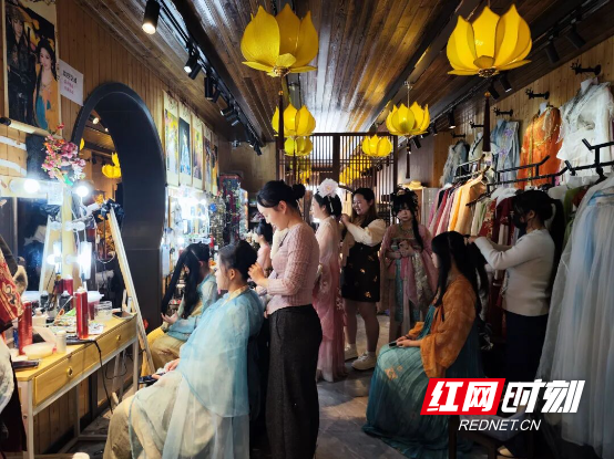 4月5日，西街女孩汉服馆内，化妆师们正在为游客做妆造。（叶络/摄）