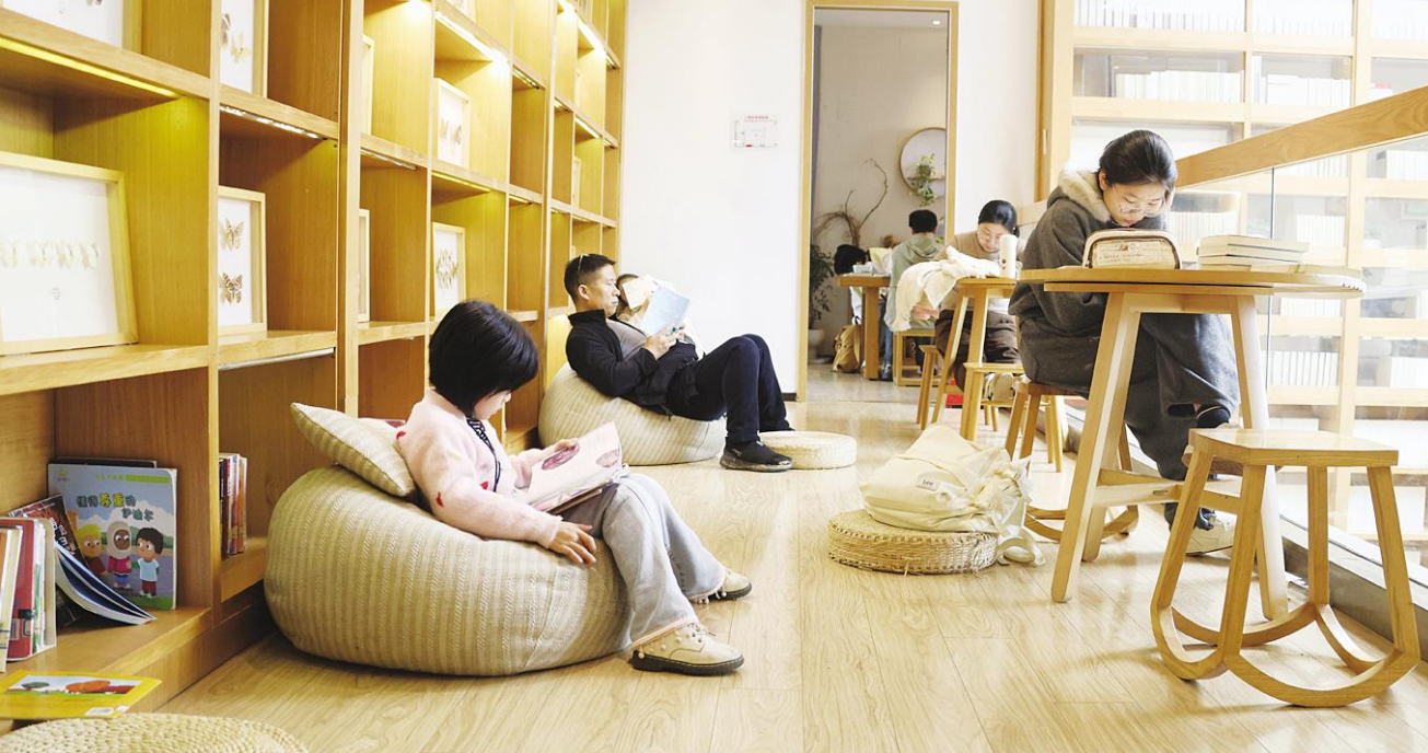 南昌：假日书香润心田 尽享阅读之乐（图）