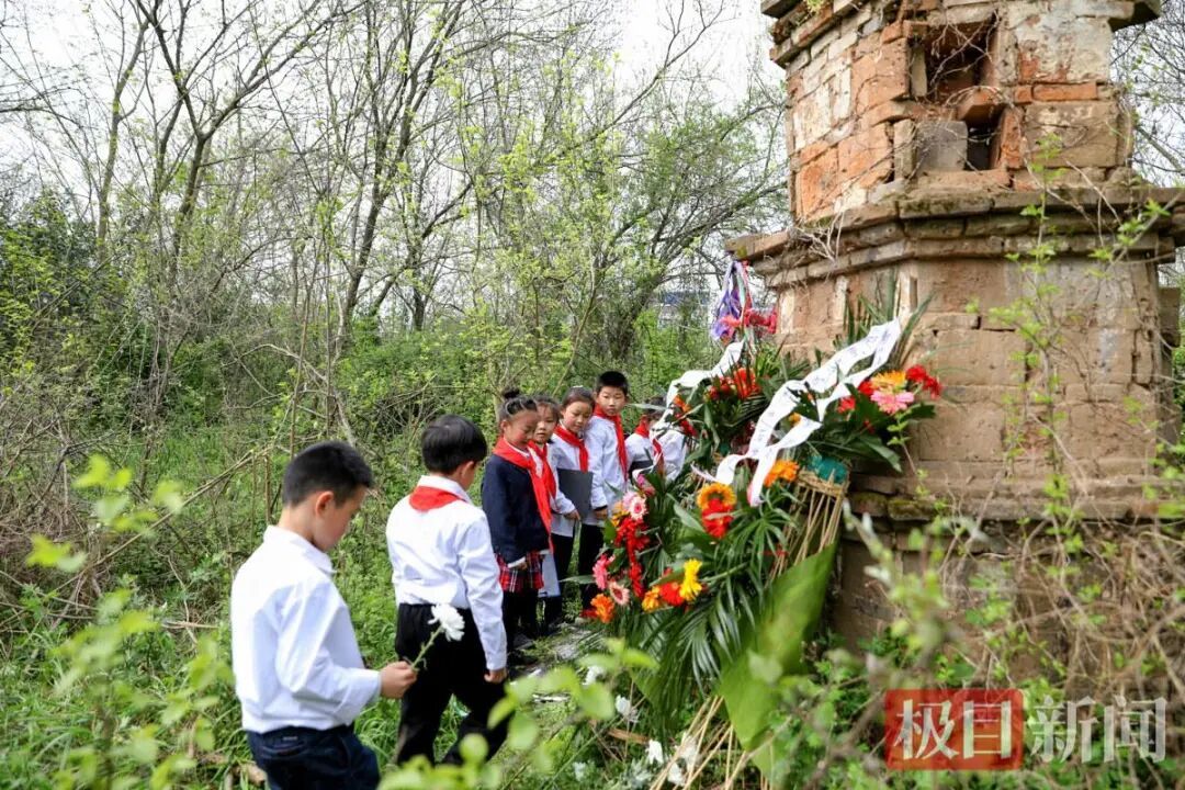 2019年3月31日，当地学生来到位于湖北监利福田寺镇柳关村的“摆骨亭”，向长眠在此的红军无名烈士献花。这座放置红军烈士遗骨的六角形砖亭，是当地村民在1956年自发出资修建。（监利市融媒体中心 徐美平 摄）.jpg