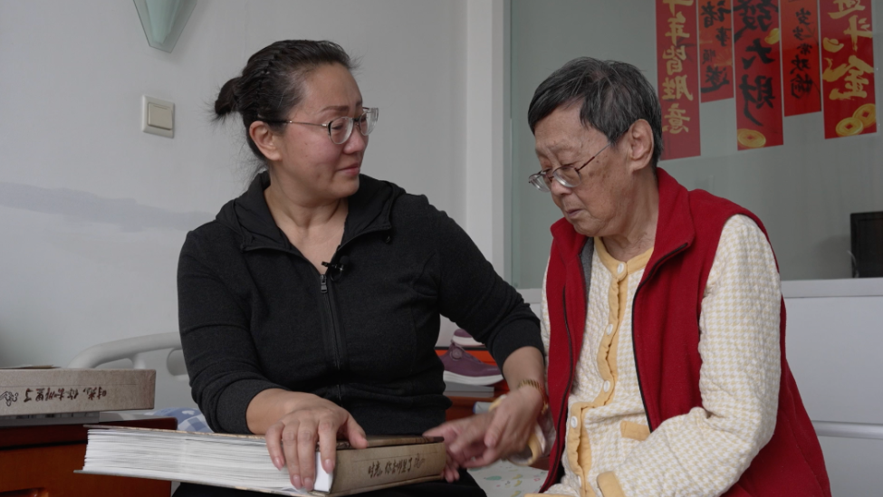 “我想不起来”，85岁阿尔茨海默症养母忘了很多关于女儿的事，54岁养女：妈，没事，有我记着