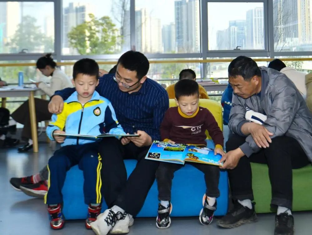 来江西省赣州市图书馆新馆借书、看书、自习的市民络绎不绝,大家在浓浓书香中“阅”享美好时光。近年来,该馆不断推进各项基础服务工作,落实各种便民措施,提升读者阅读体验,同时充分利用自身资源优势,以多种形式普及优秀传统文化,拓展读者的阅读视野,引领阅读风尚。肖靓摄