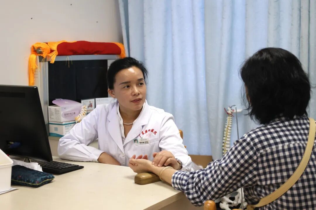 图:广东燕岭医院医生问诊中