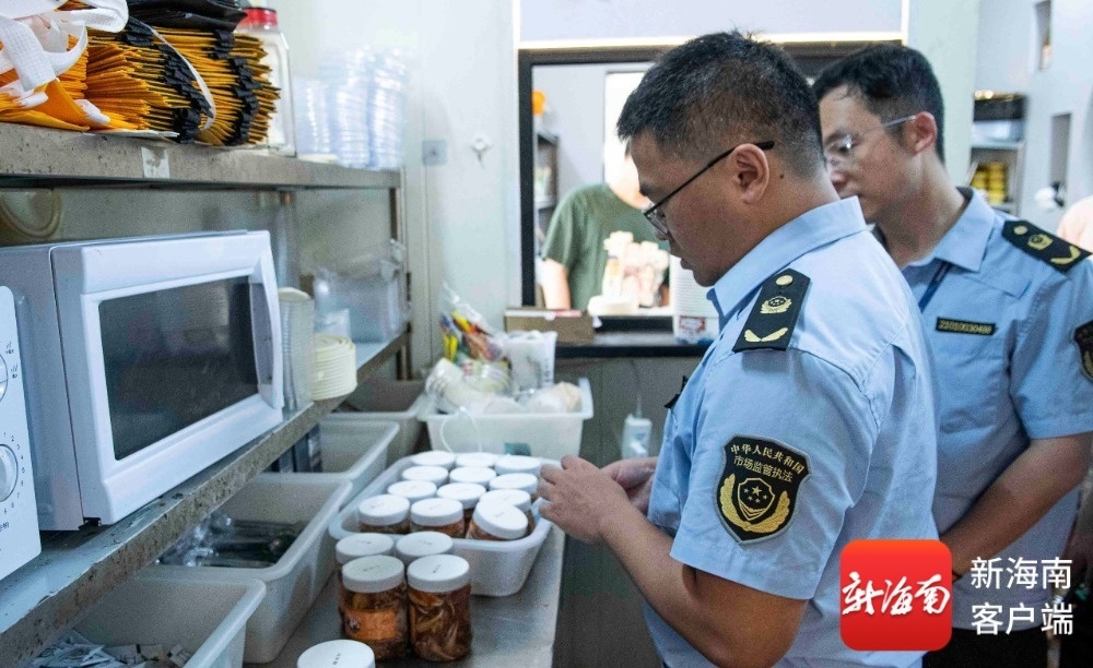 执法人员清点过期的麻辣蟹钳产品。记者 蒙健 摄