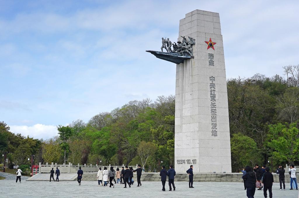 游客在江西省瑞金中央红军长征决策和出发重点展示园参观（3月19日摄）。新华社记者 万象 摄