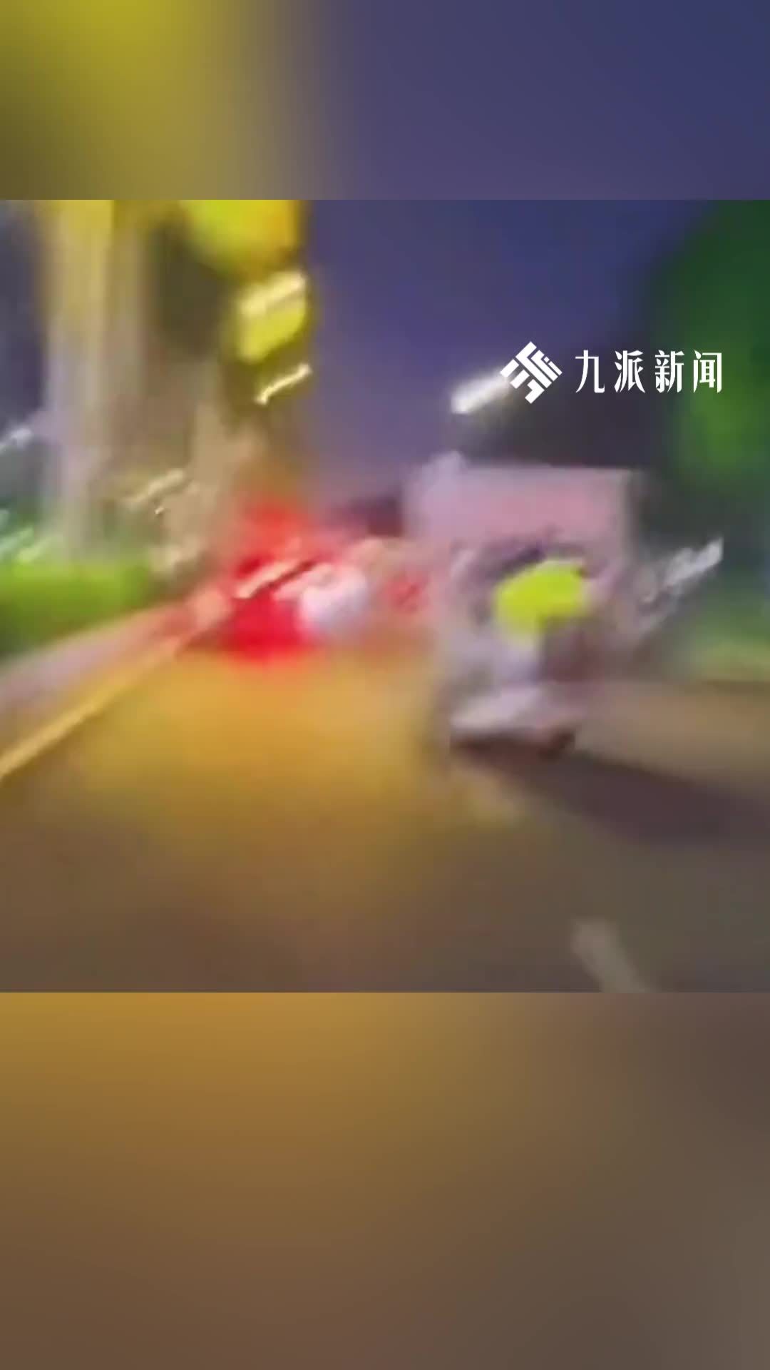 城管爬上摊贩三轮车被带行数百米：依法劝导时商贩突然加速驶离