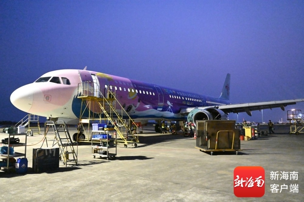 “消博号”彩绘飞机“体检”现场。南方航空供图