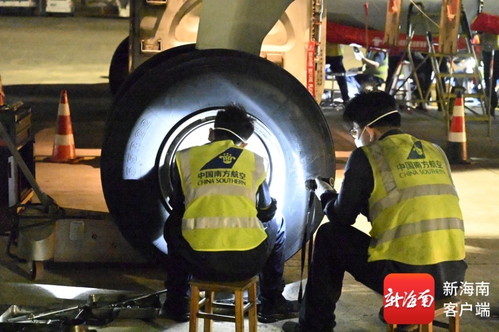 “消博号”彩绘飞机“体检”现场。南方航空供图