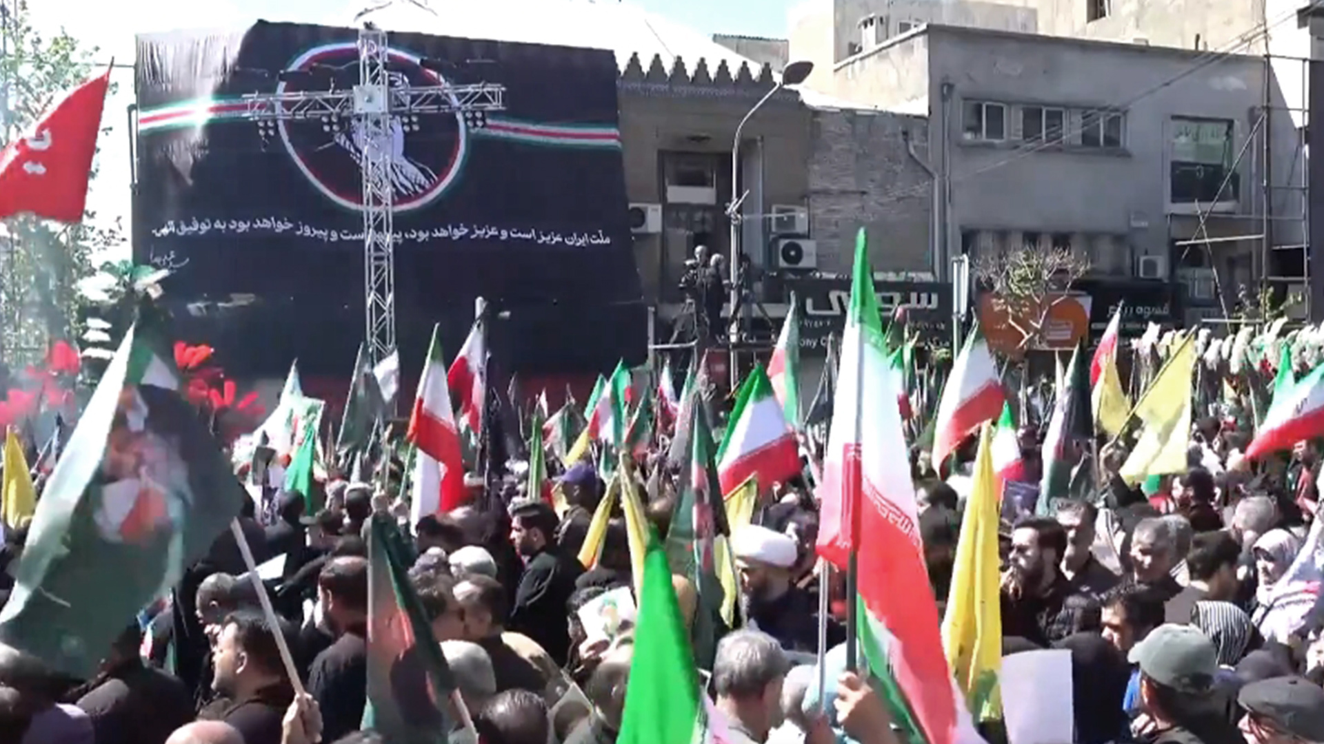 “停火或再战都是伊朗获胜”伊朗数万民众走上街头悼念哈梅内伊，高呼反对美国和以色列的口号