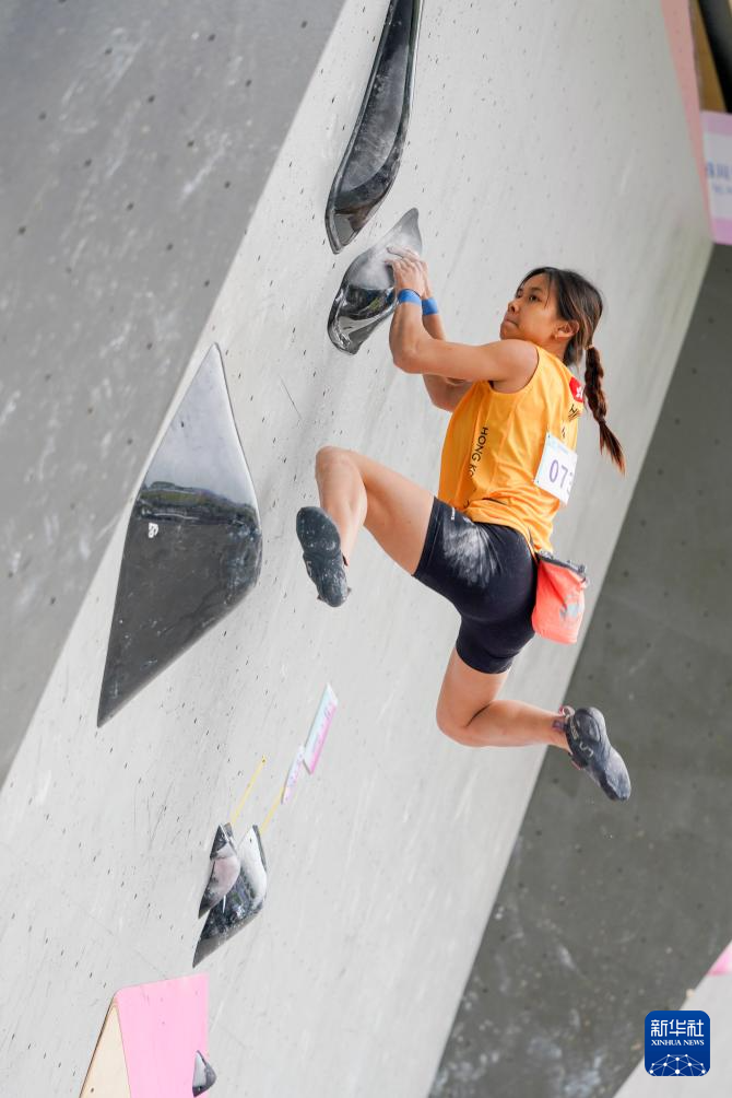4月8日,中国香港选手黄净淳在女子攀石预赛中。
