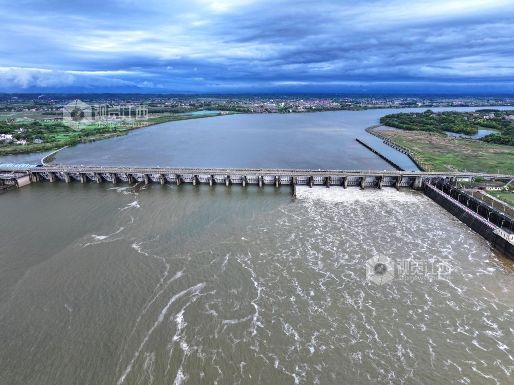 2026年4月3日,江西泰和航电枢纽大坝正在泄洪腾库,保障汛期安全。
