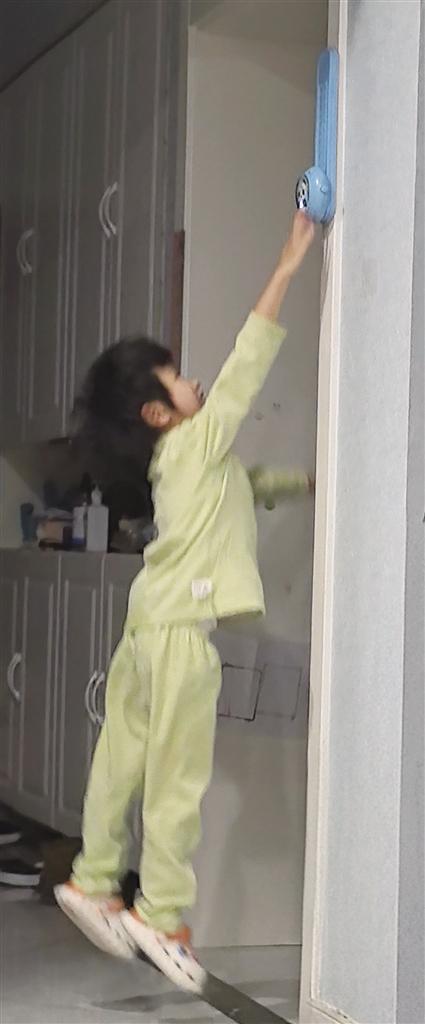小朋友居家摸高跳