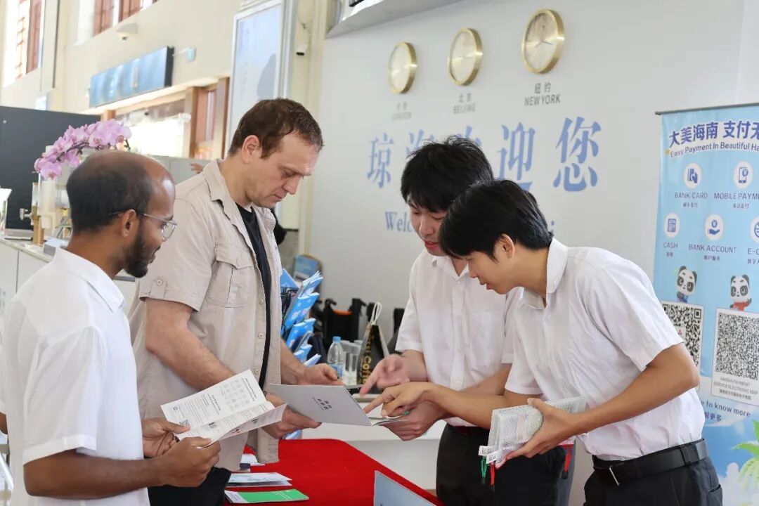 ▲农行志愿者为旅客讲解支付指南