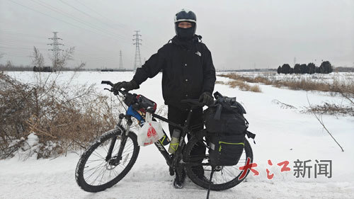 李瑜红在骑行的路上。