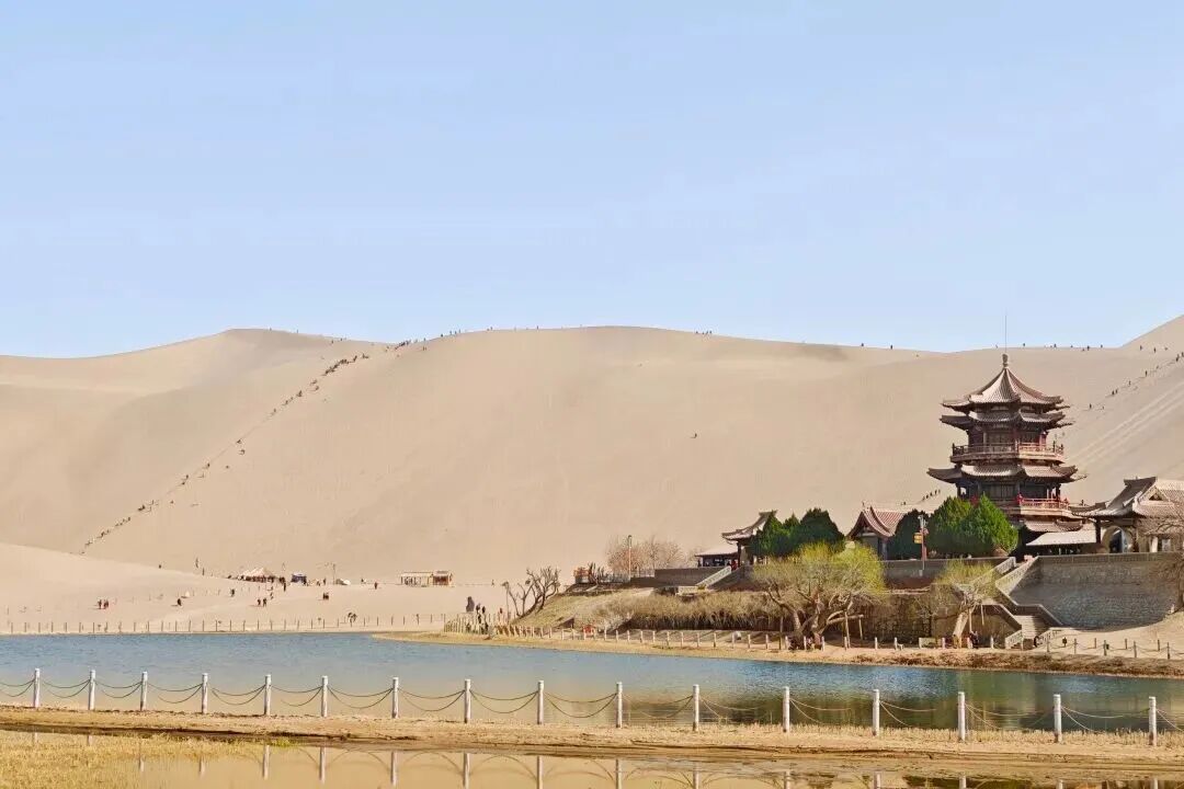 图源：鸣沙山月牙泉