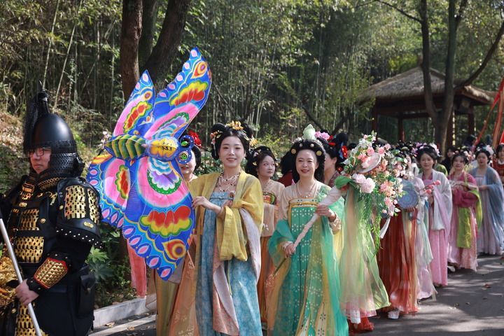 湖北襄阳黄家湾景区第十届花朝节现场。新华社发