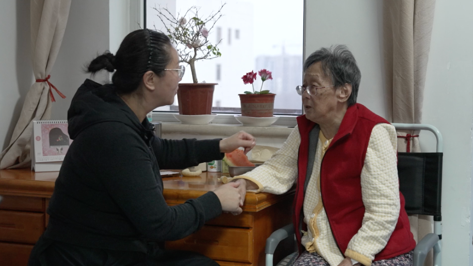 放弃年入百万的生意后，她把患阿尔茨海默症的养母送进了养老院，“我还是每天去，她记不住，但看到我就踏实”