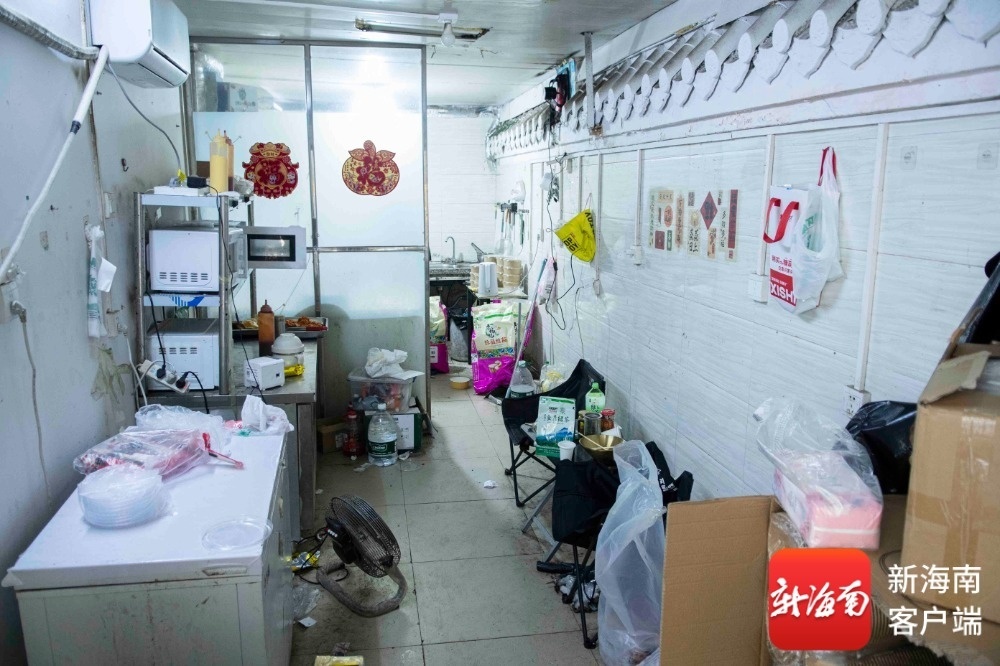 “香喷喷烤肉拌饭”的外卖店内杂物乱堆、卫生脏乱。记者 蒙健 摄