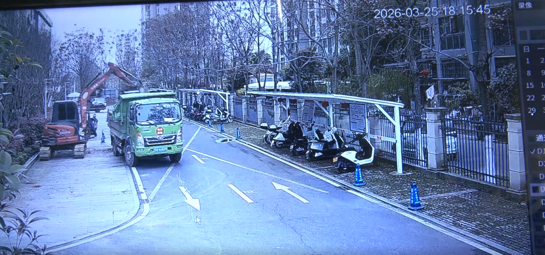 吉安君悦汇小区一商家擅自铲除公共绿化带 被要求限期整改