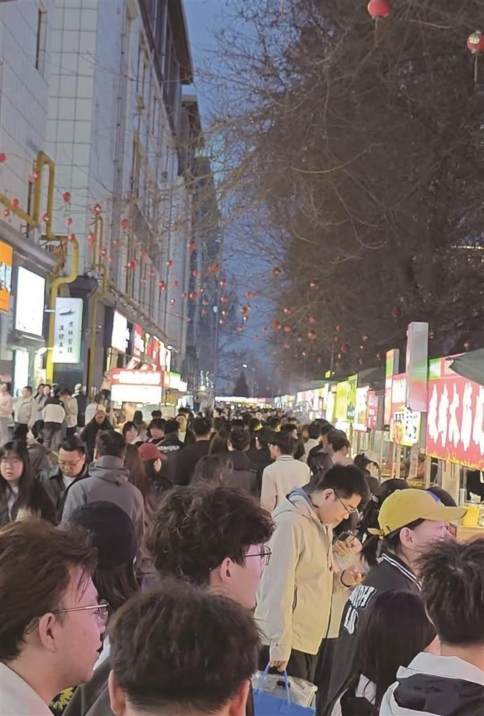 呼和浩特：早市夜市升腾烟火气 小摊点撬动大消费
