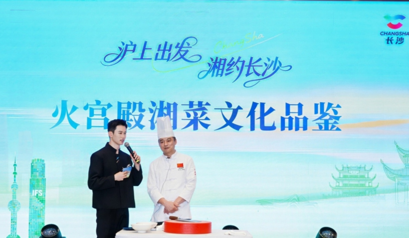 火宫殿湘菜大师展示发丝牛百叶刀功