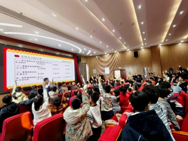 志愿者赴安师大附小开展雷锋精神宣讲