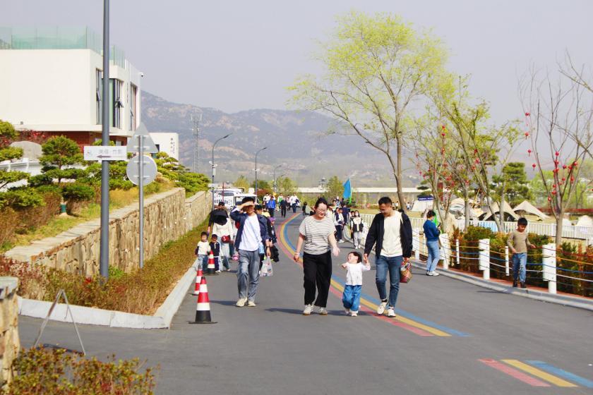 岚山区西山岚里文旅综合体假期中迎来大波游客。张雨杨 摄