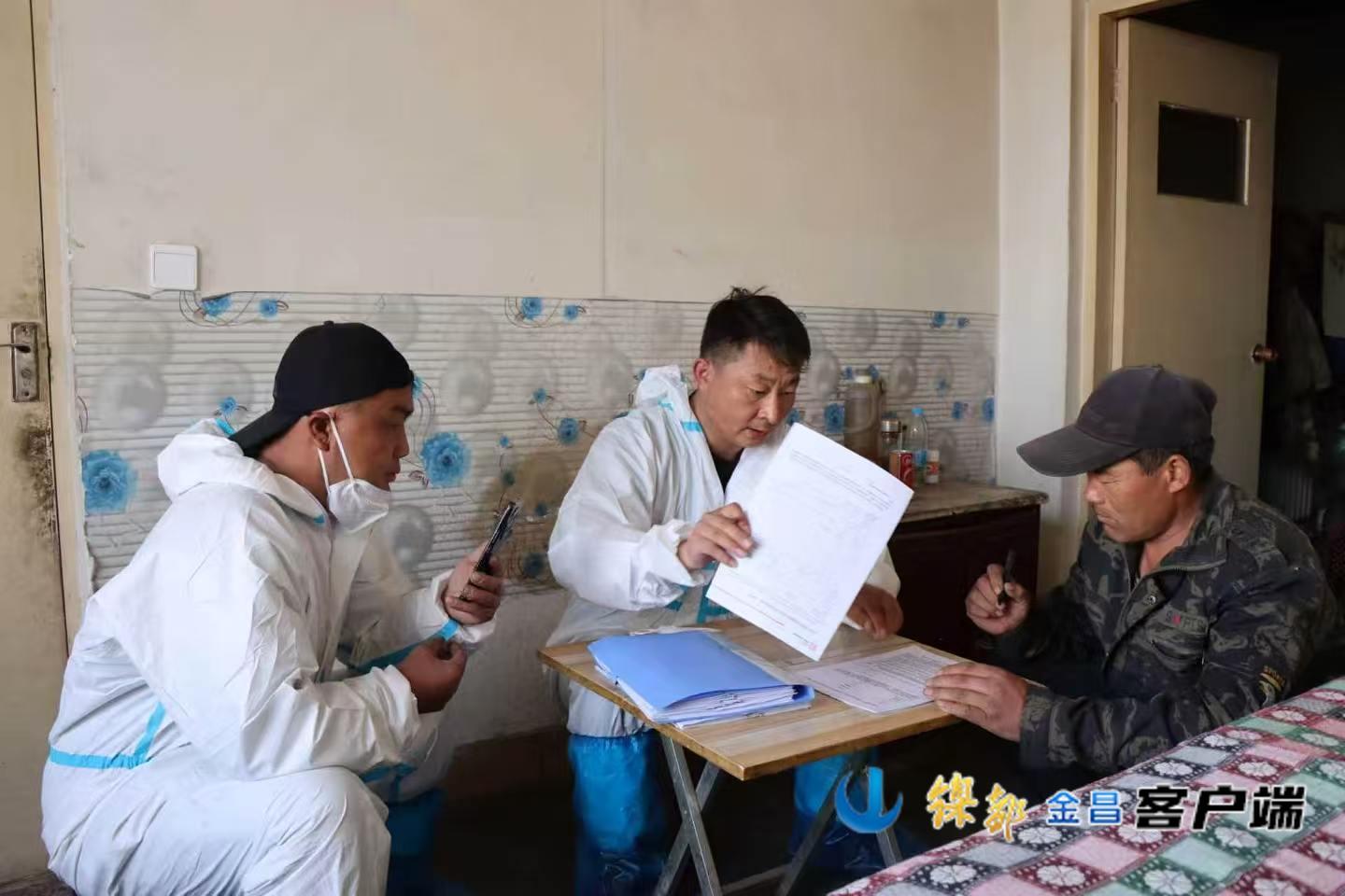 △芦增岩耐心给王宗云讲解保险责任、理赔流程等关键内容