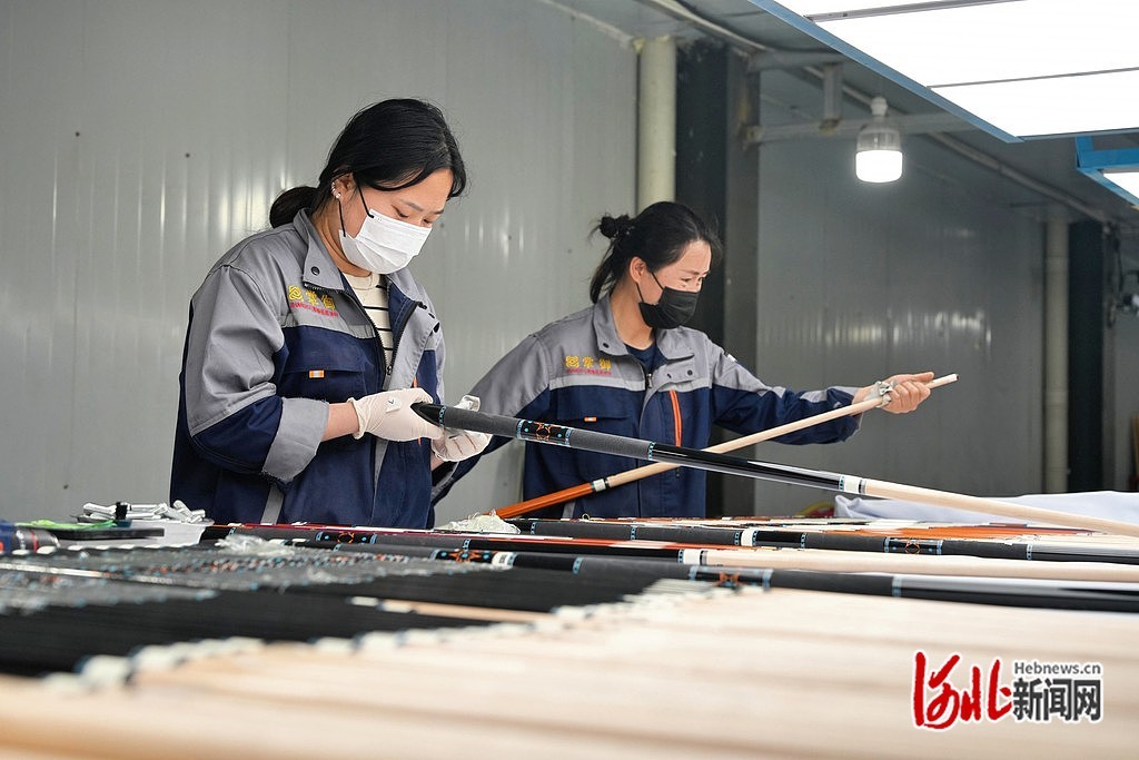 4月9日，廊坊掌御体育用品有限公司员工在检测产品质量。