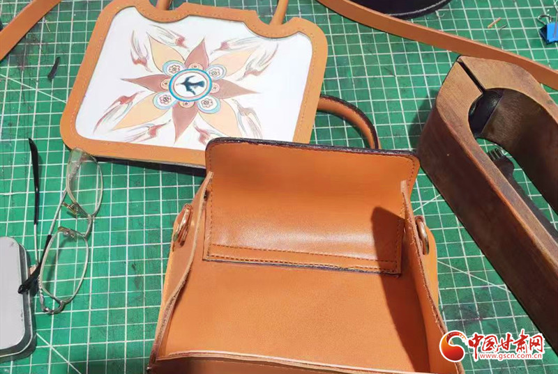 马家窑元素、敦煌元素,这些优秀的文化符号让高重民找到新的创作方向。