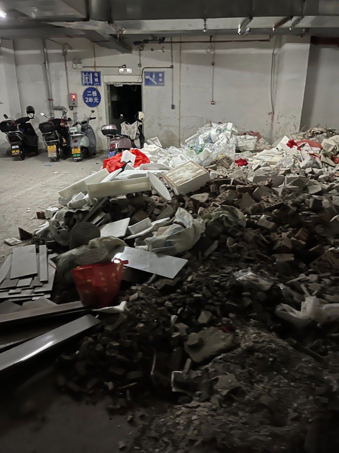 （▲图片说明：市民提供的地下停车场垃圾堆积现场照片）