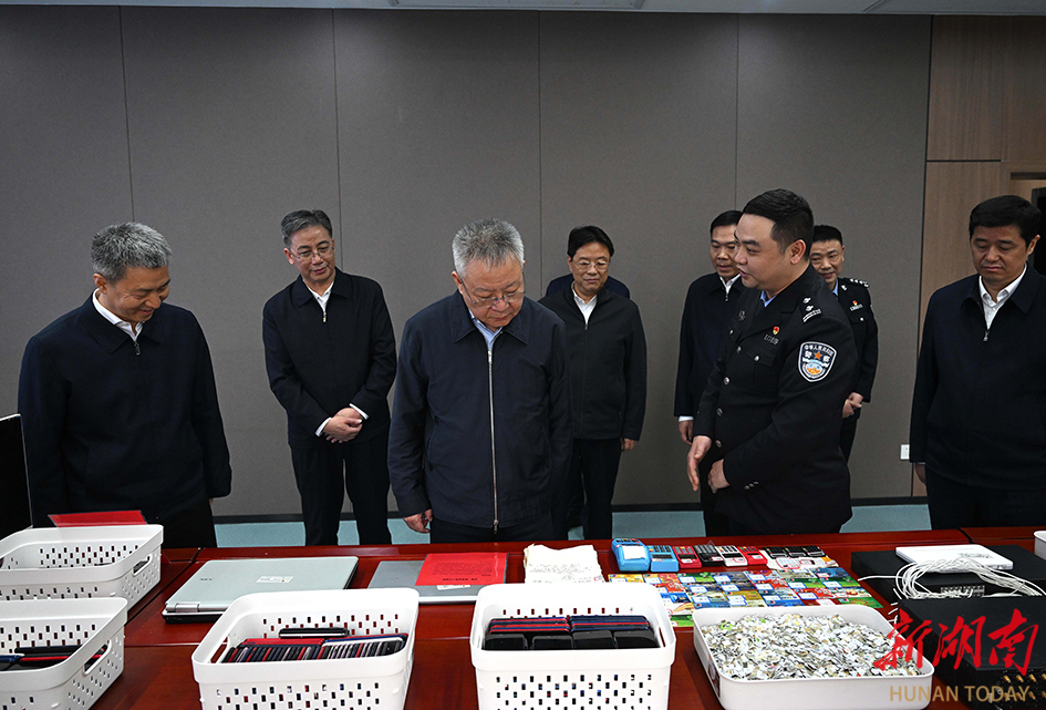 4月8日，沈晓明在涟源市公安局反诈中心调研。