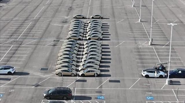 约60台特斯拉Cybercab量产版惊现得州工厂：方向盘竟然还在！