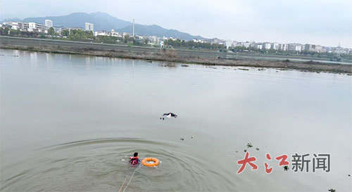 邱凯华跳入河中救人。