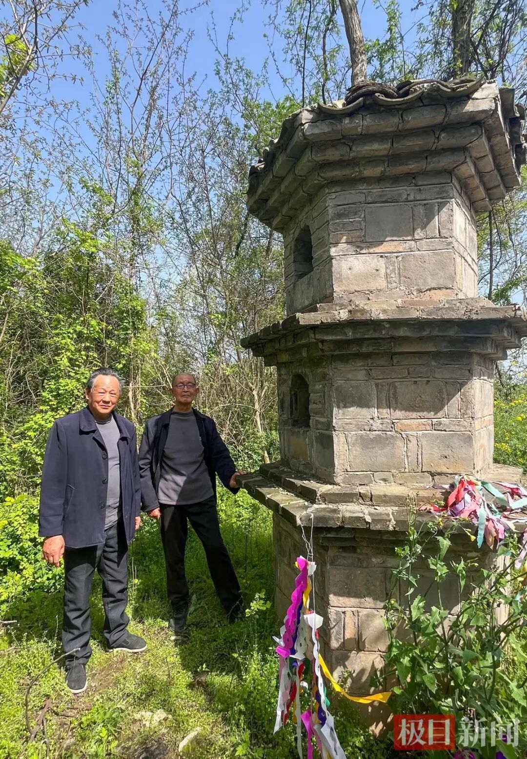 4月4日，湖北省监利市福田寺镇内荆河畔，复修后的“摆骨亭”旁，当地文史研究者杜好荣（左）和柳杨硕在祭奠英烈。（极目新闻记者 黄志刚 摄）.jpg