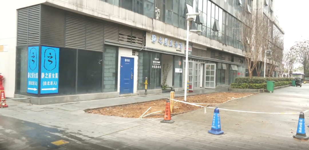 吉安君悦汇小区一商家擅自铲除公共绿化带 被要求限期整改